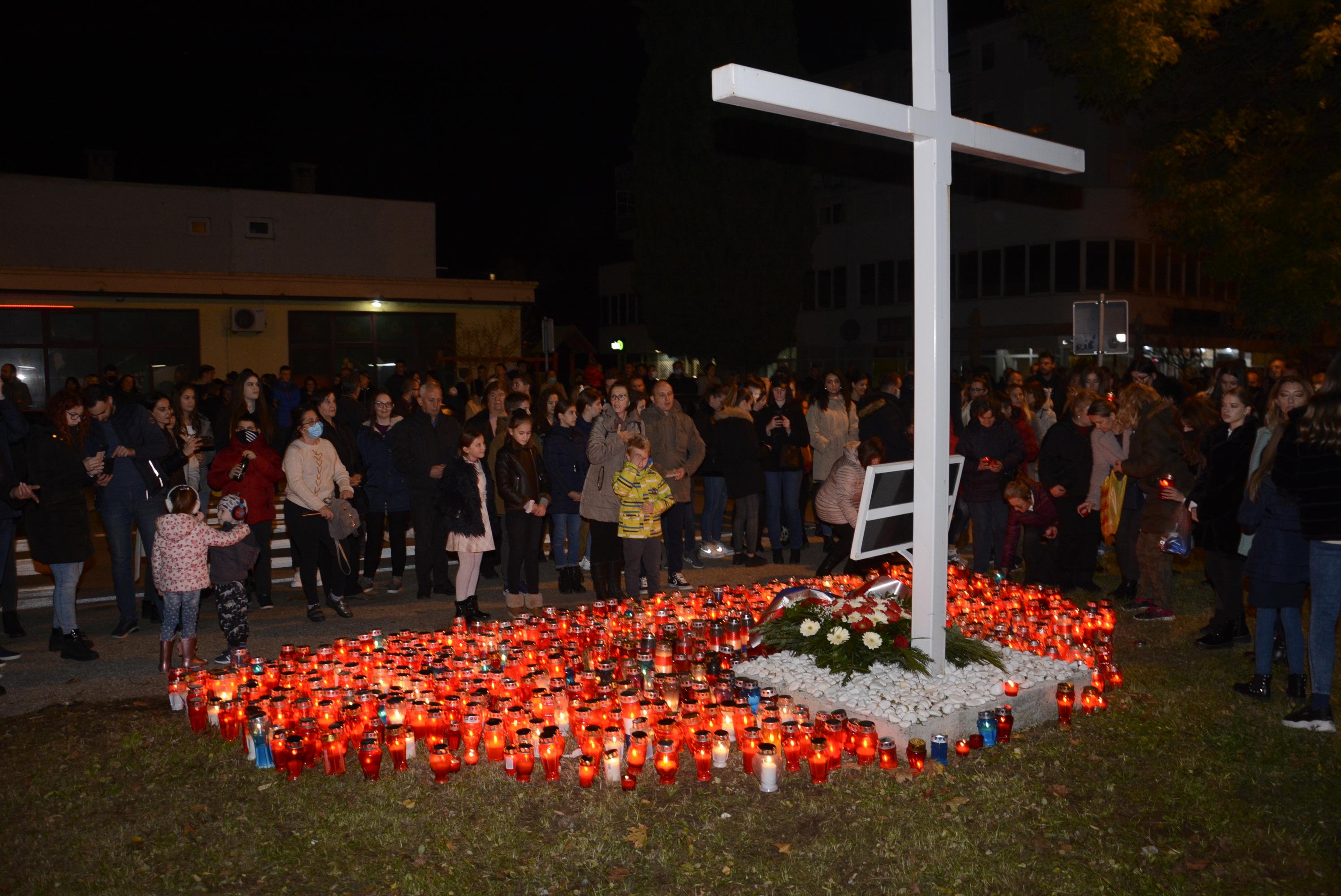 U Vukovarskoj ulici ispred križa upaljene svijeće - Avaz