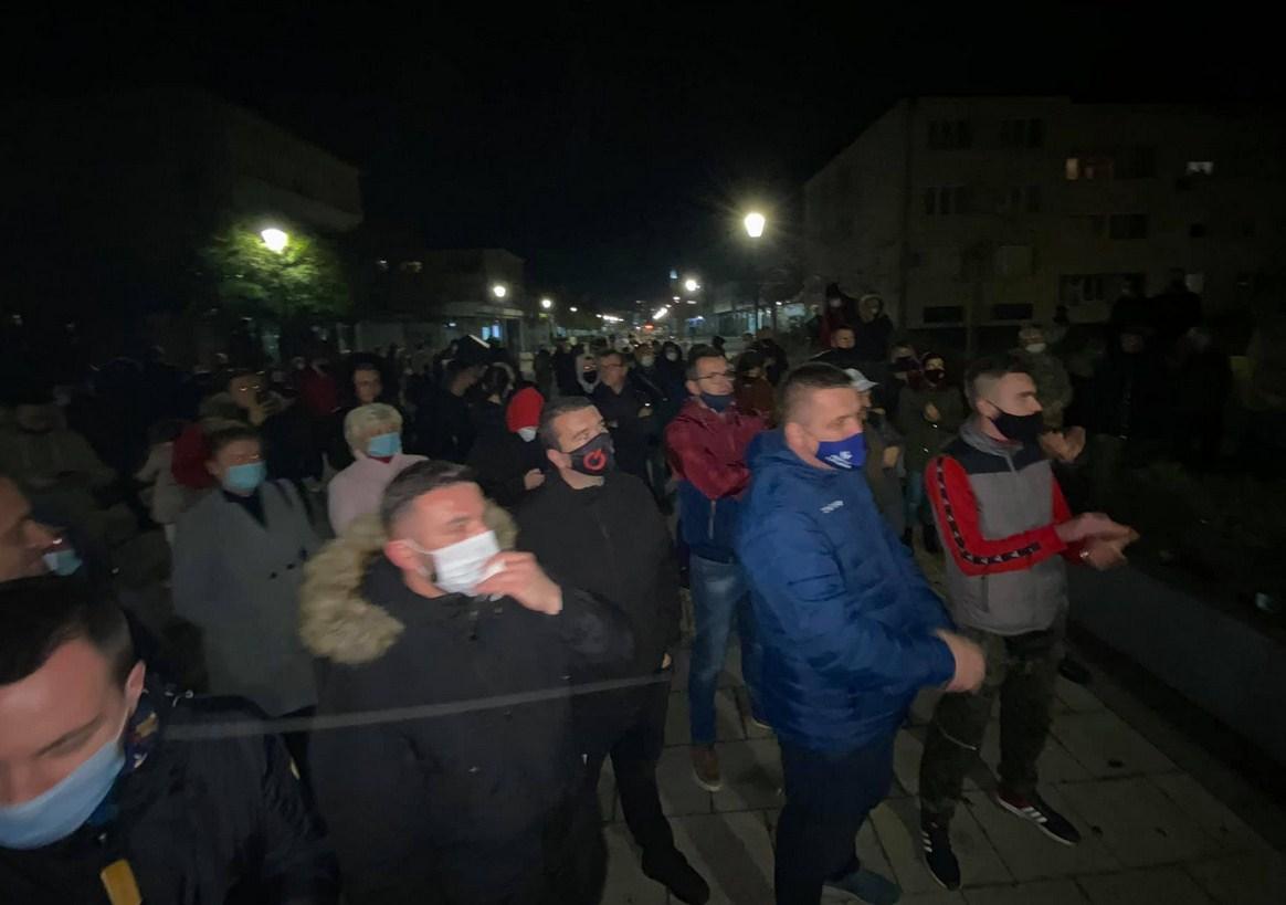 Okupljeni građani ispred zgrade Općine - Avaz