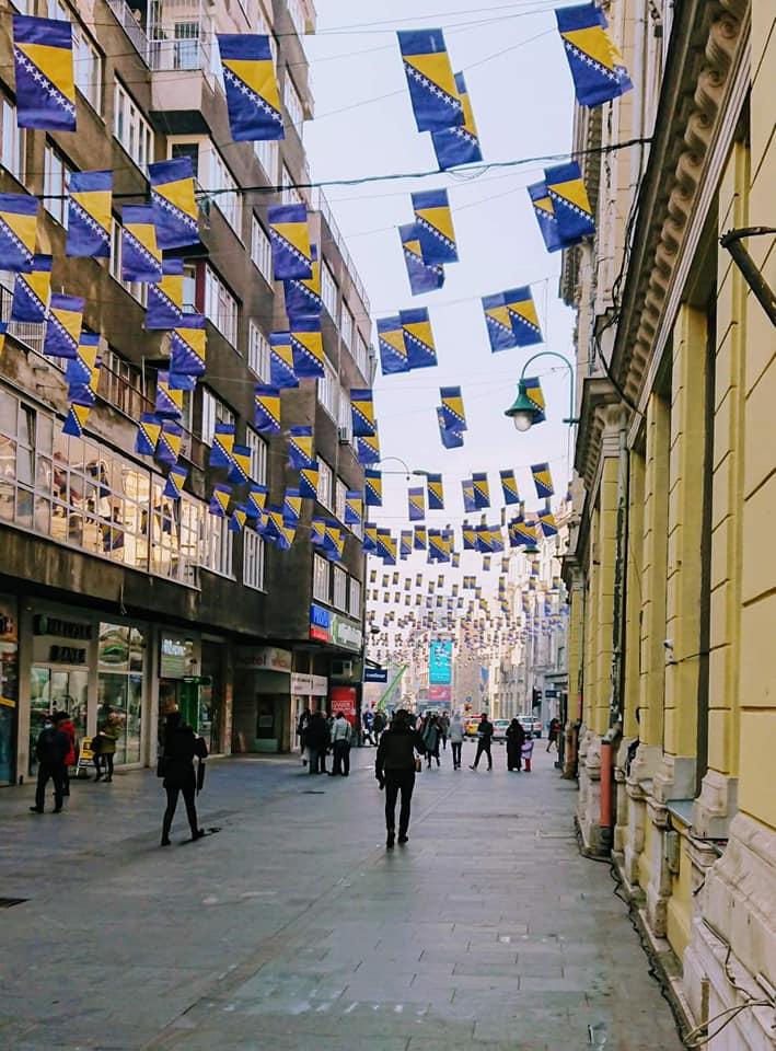 Zastave u ulicama Ferhadija i Maršala Tita - Avaz