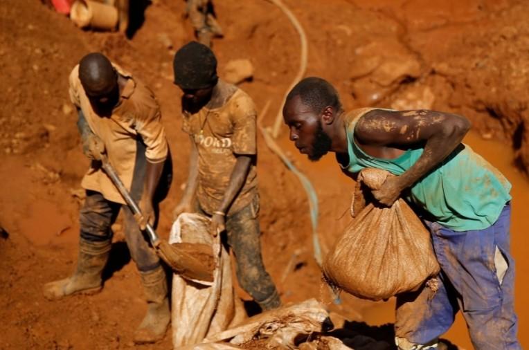 Mining is often carried out by ill-equipped artisanal miners who sometimes invade abandoned mines - Avaz