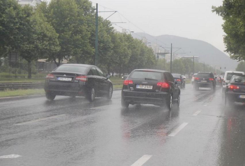 Smanjena vidljivost zbog magle, usporen saobraćaj na više dionica