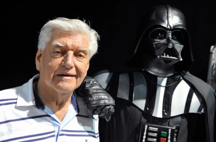 David Prowse  poses with a fan dressed up in a Darth Vader costume during a Star Wars convention - Avaz