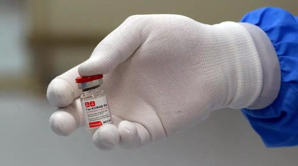 Russia's vaccine is already being offered to medics and other at-risk groups, although it is yet to complete trials - Avaz