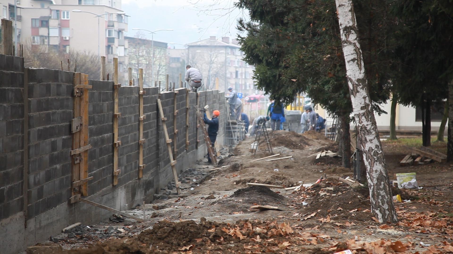 Zatvorenici grade novi zid zeničkog zatvora