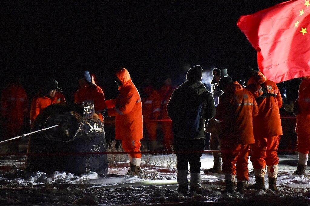 Chinese craft returns to Earth with Moon rocks