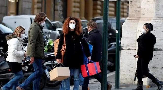 People wearing face masks walk down a street ahead of Christmas under coronavirus disease (COVID-19) restrictions in Rome, Italy, December 17, 2020. - Avaz