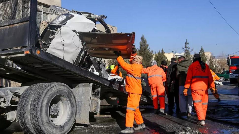 Municipal workers clean up debris at the site of a bomb attack in Kabul on December 22, 2020, the same day US Defense Secretary Christopher Miller met with Afghan leader Ashraf Ghani in the capital - Avaz