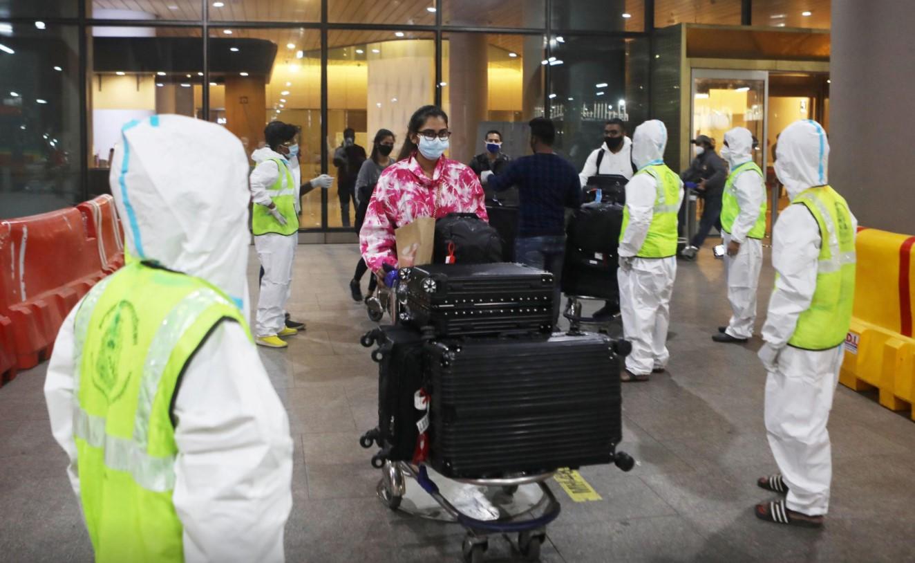 Passengers wearing protective face masks leave upon arrival at Chhatrapati Shivaji Maharaj International Airport after India cancelled all flights from the UK over fears of a new variant of the coronavirus disease (COVID-19), in Mumbai, India, December 22, 2020. - Avaz