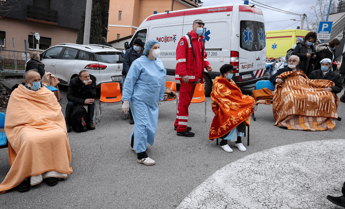 Patients in front of Zagreb's Sveti Duh Hospital - Avaz