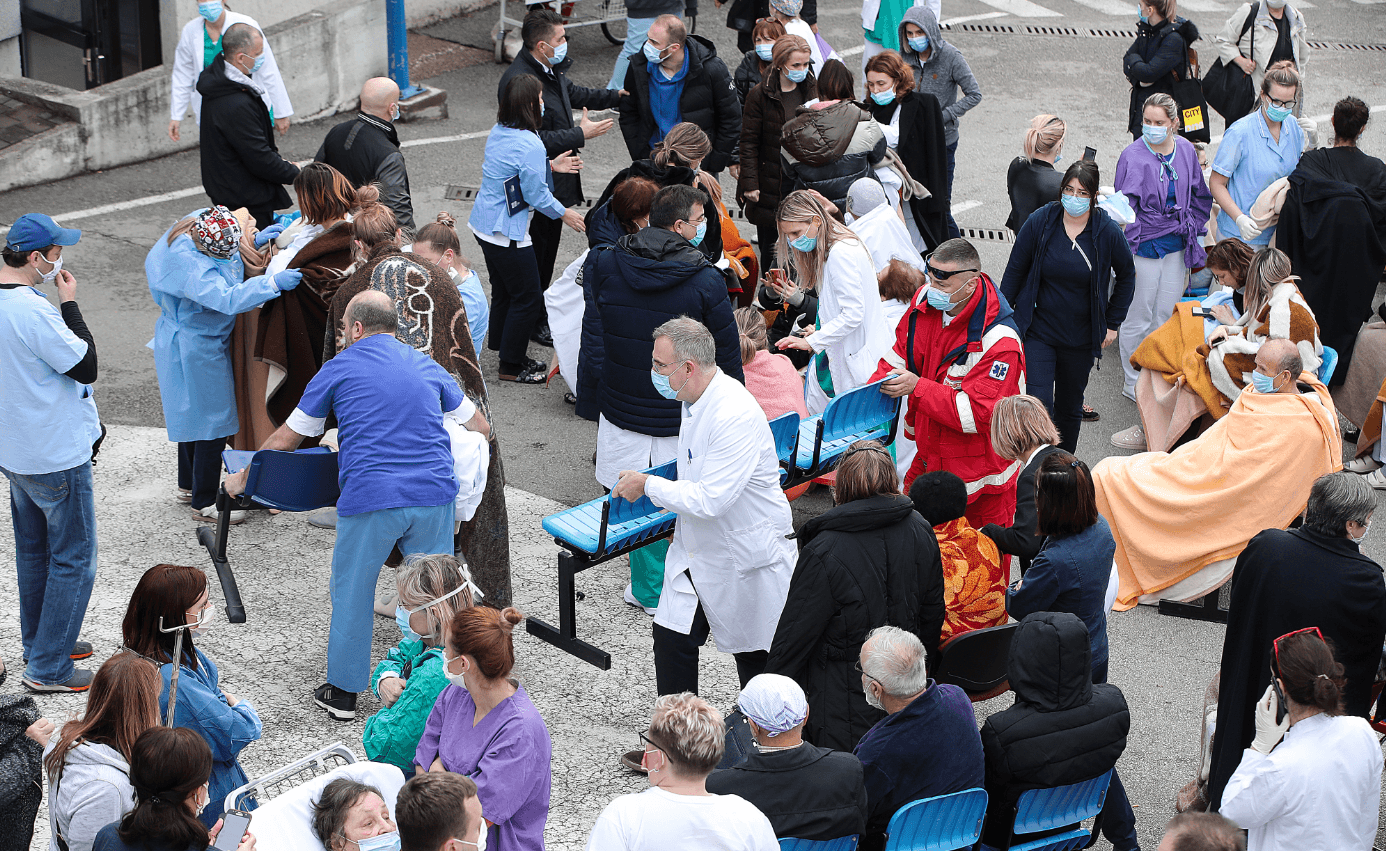 Patients in front of Zagreb's Sveti Duh Hospital - Avaz