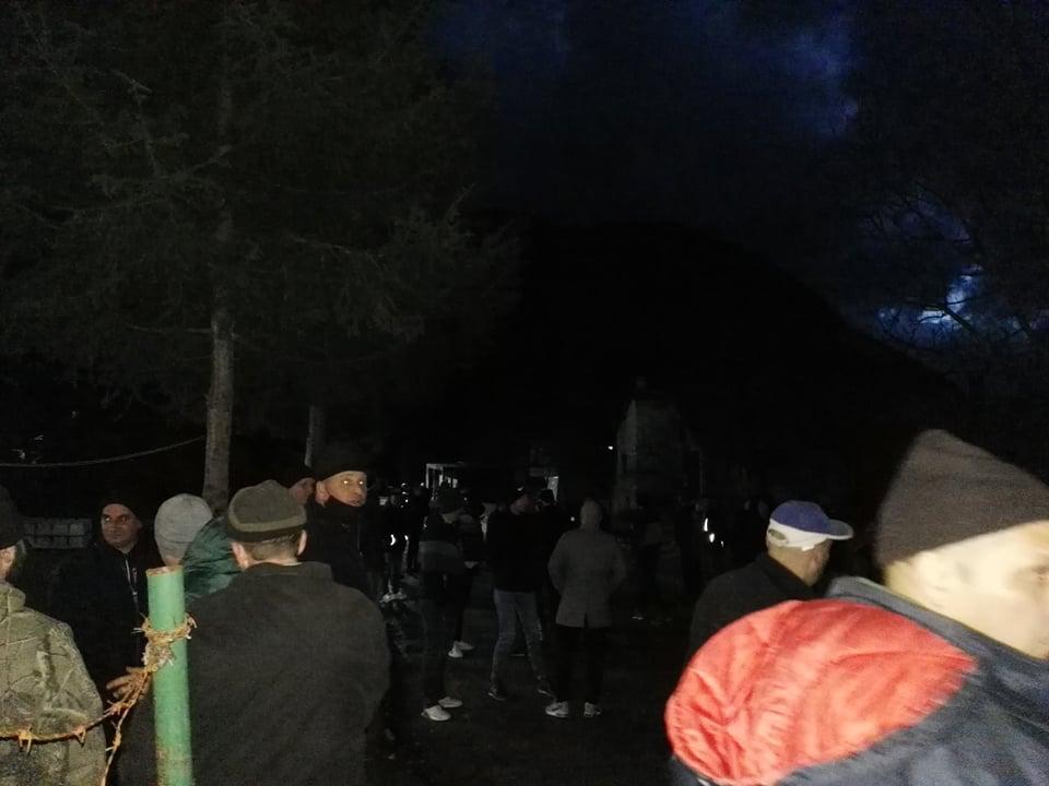 "Avaz" na licu mjesta: 200 mještana blokiralo kasarnu u koju bi trebali biti smješteni migranti iz "Lipe"