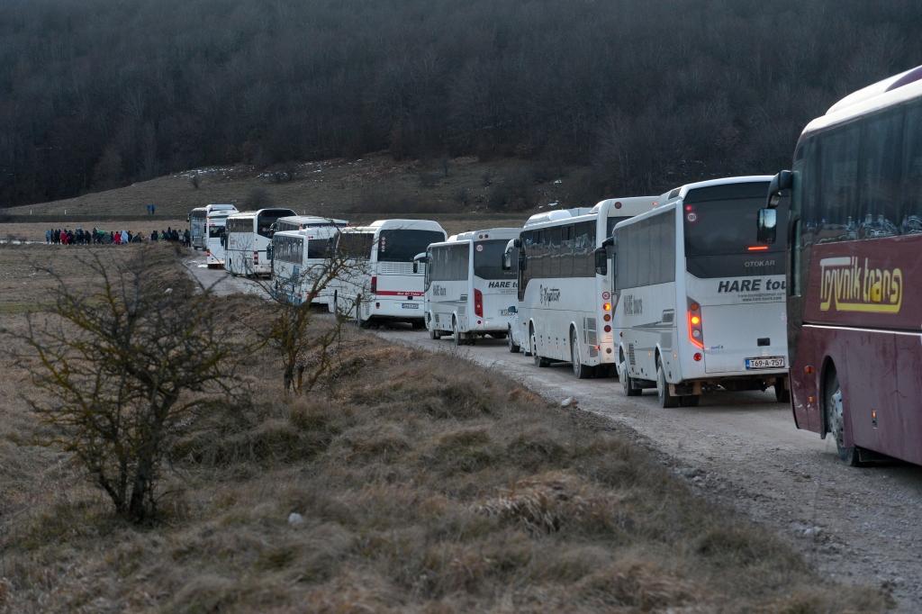 Kolona se od jučer nije pomjerila - Avaz