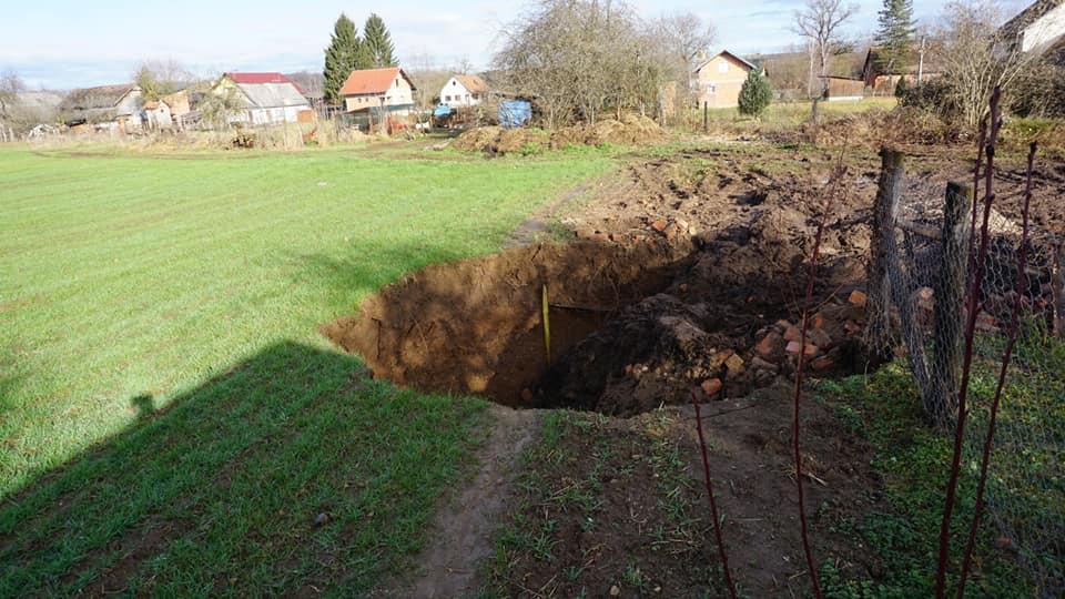 Pojavljuje se velike rupe u zemlji - Avaz