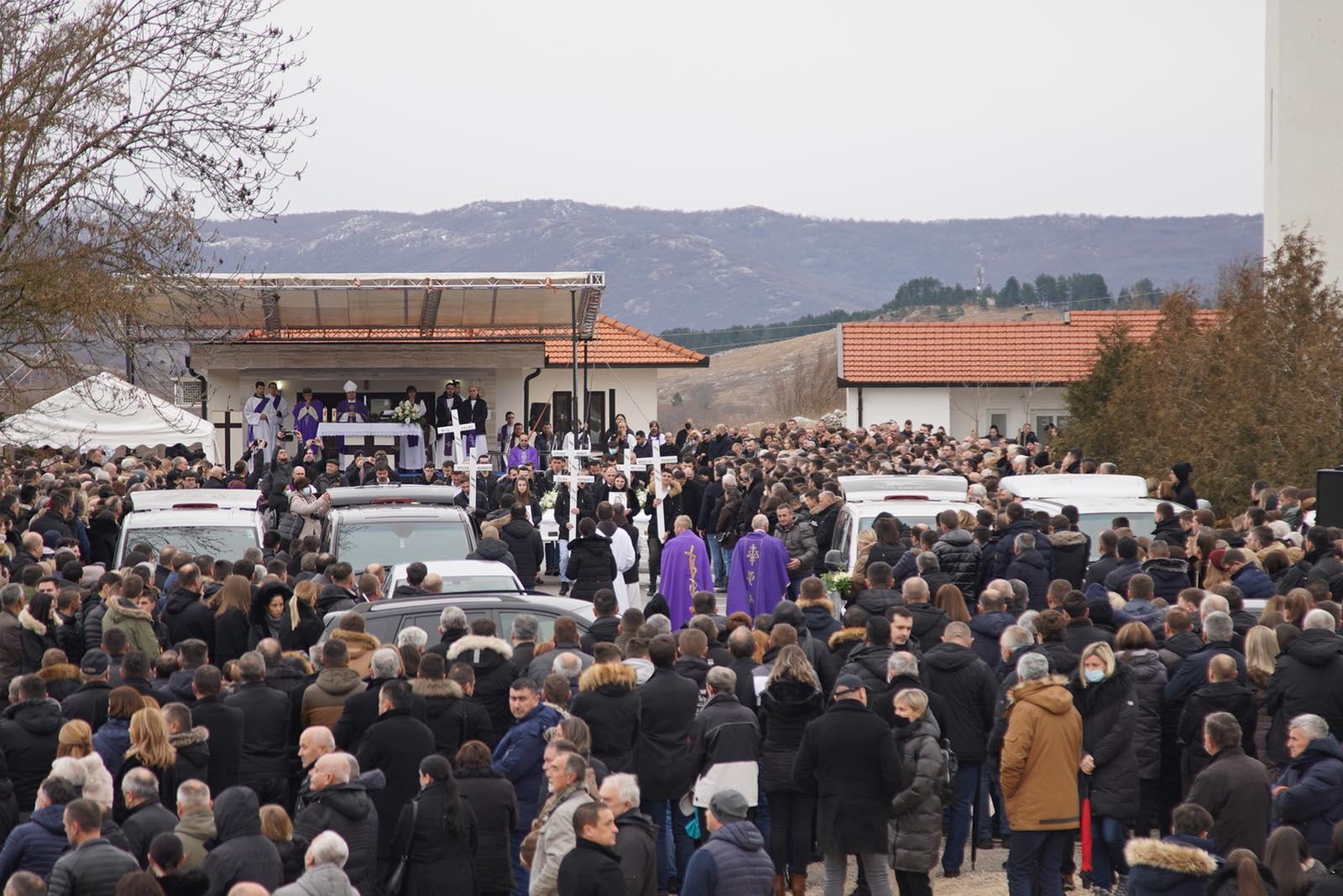 Na posljednji ispraćaj stigle su i porodice nastradalih - Avaz