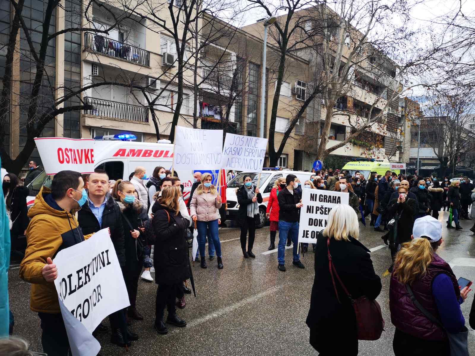 Medicinari su nastavili svoju protestnu šetnju kroz mostarske ulice - Avaz