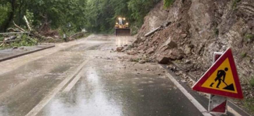 Vozači, oprez: Kolovoz mokar i klizav, povećana opasnost od odrona