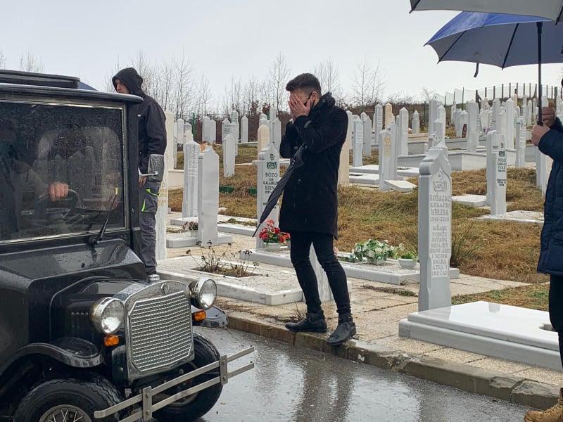 Klanjana dženaza ocu Kenana Tahirovića: Fotografije s groblja lome srce