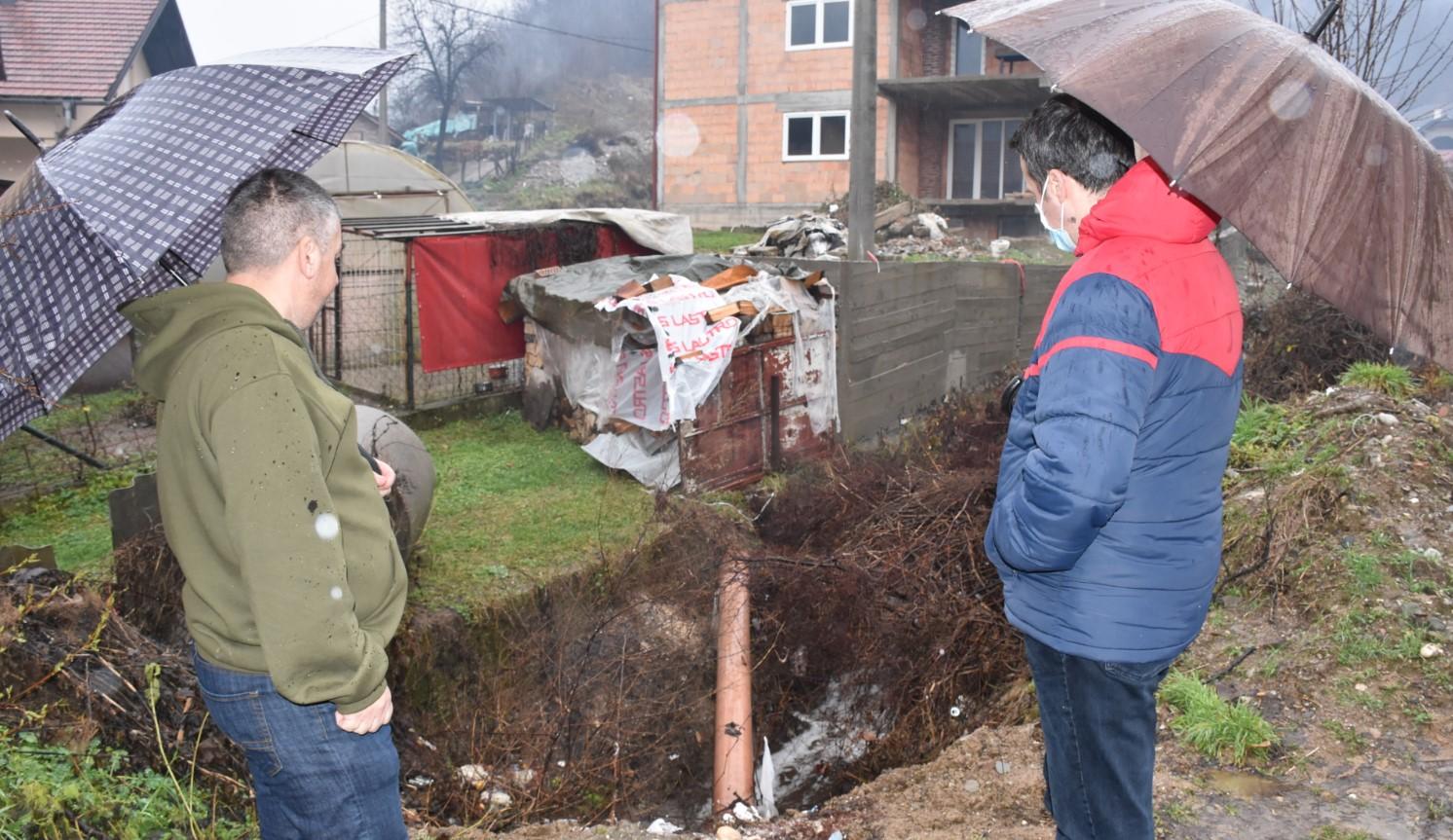 Mještani se guše u smradu: Ogorčeni zbog slijevanja nepoznate hemikalije u njihov potok