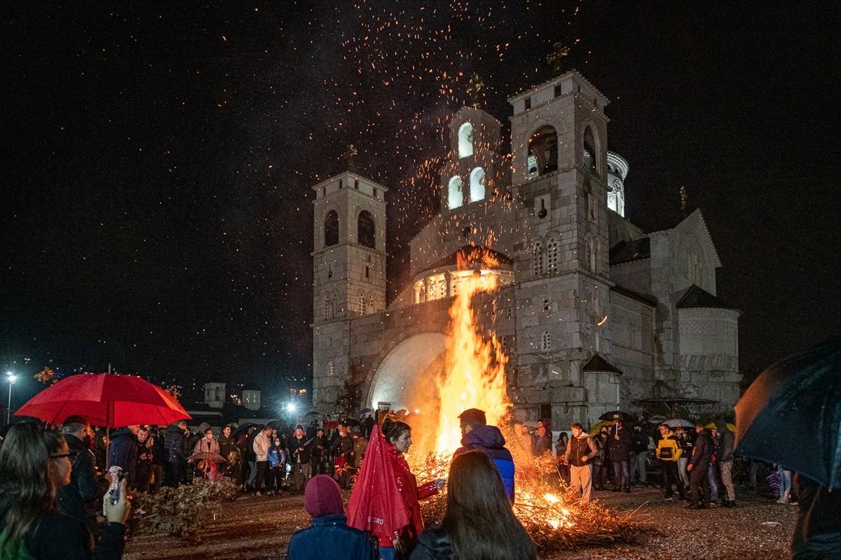 I ove godine odvojeno nalaganje badnjaka Crnogorske i Srpske pravoslavne crkve