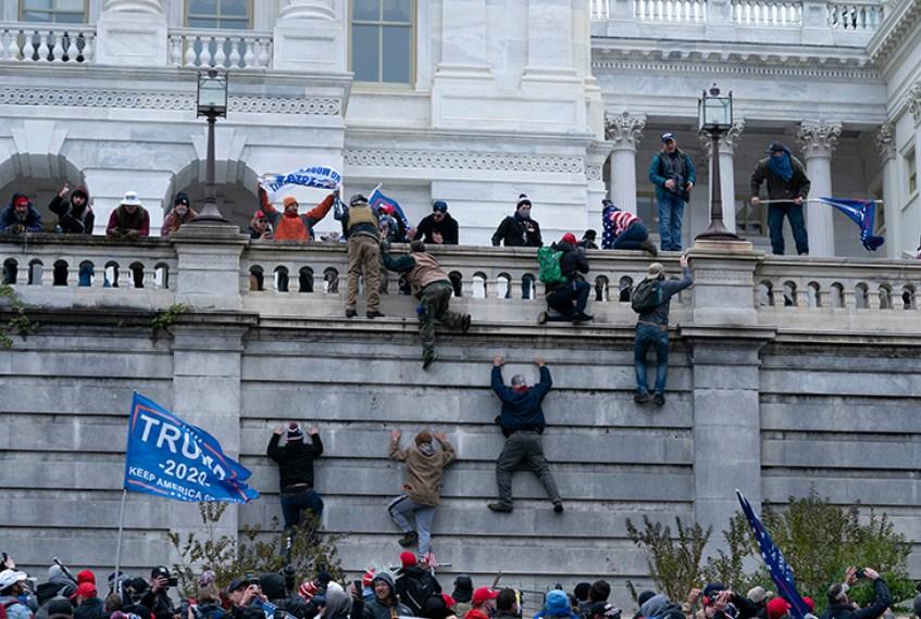 Vašington: Muškarac se pokušao popeti - Avaz