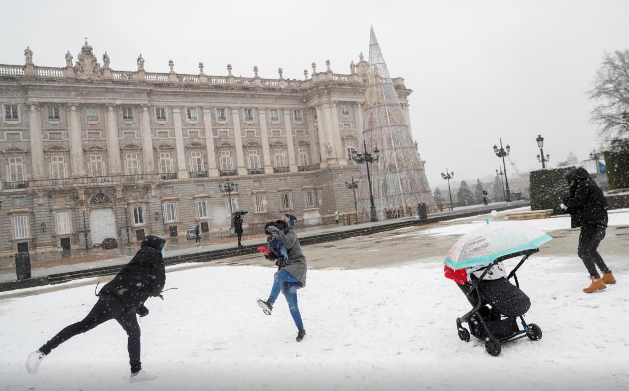 People have a snowball fight outside the Royal Palace during a snowfall in Madrid, Spain January 7, 2021. - Avaz