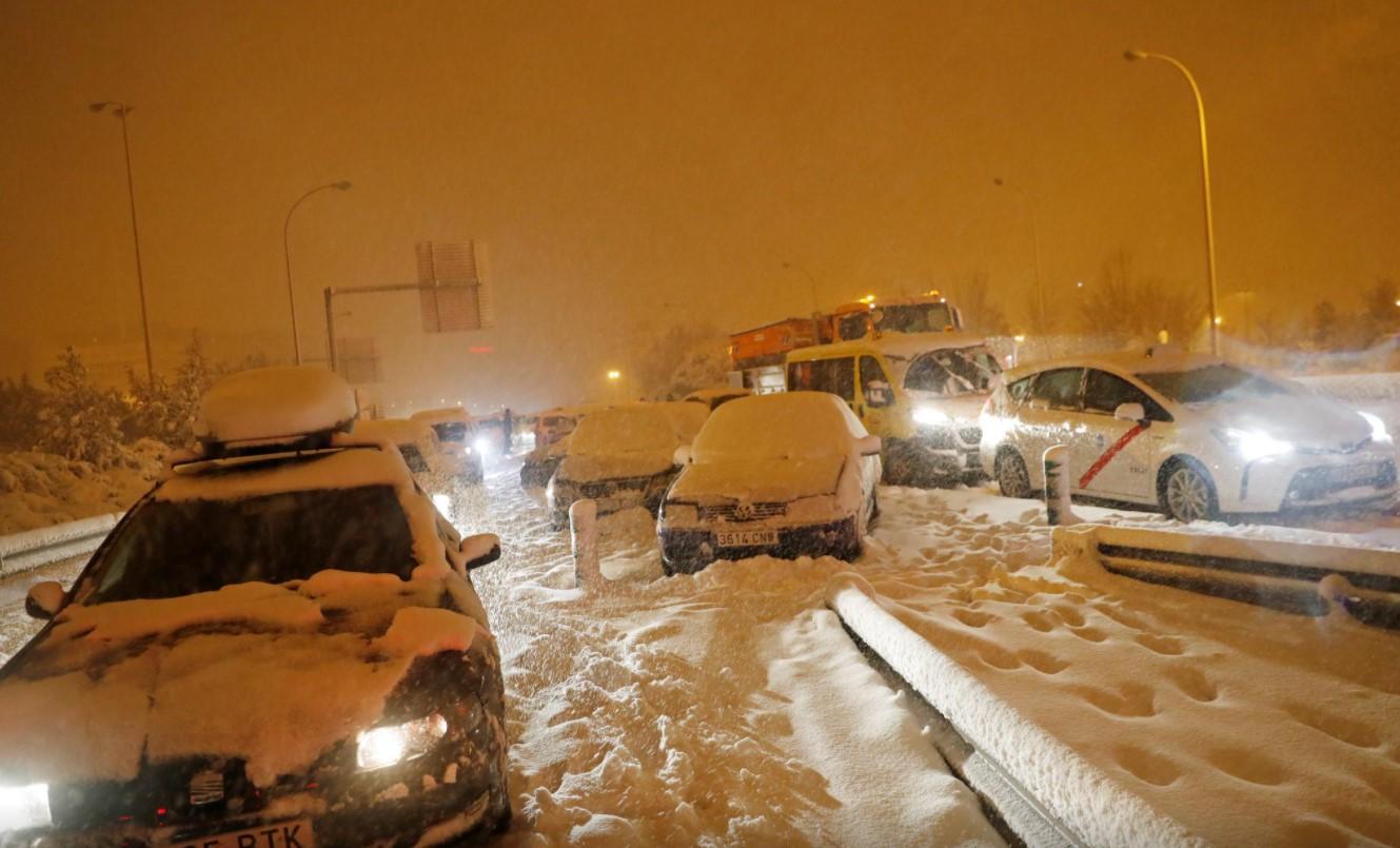 Stranded driver on an access road to  the M - 30 motorway during a heavy snowfall in Madrid - Avaz