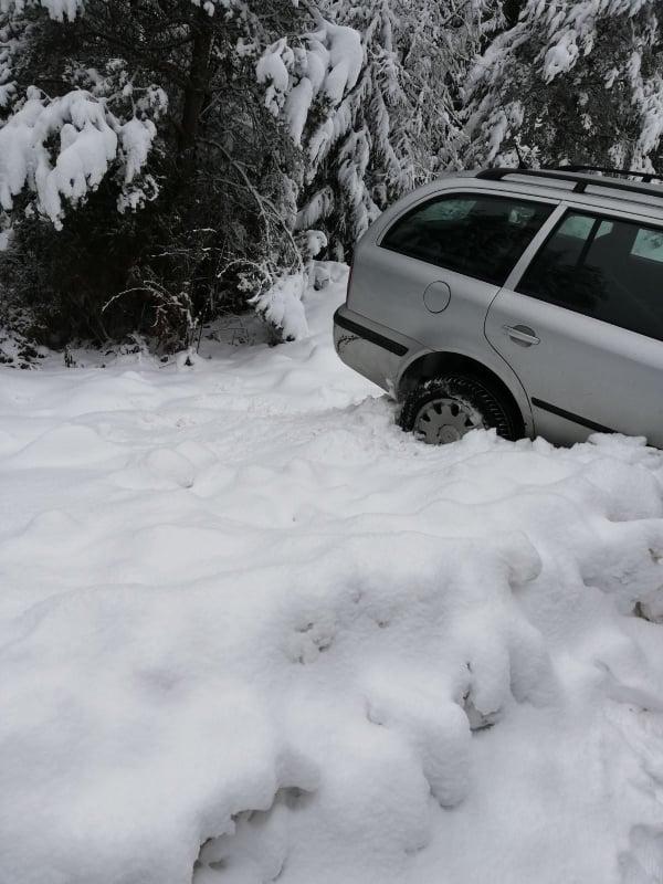 Snježne padine i niske temperature stvaraju probleme vozačima - Avaz