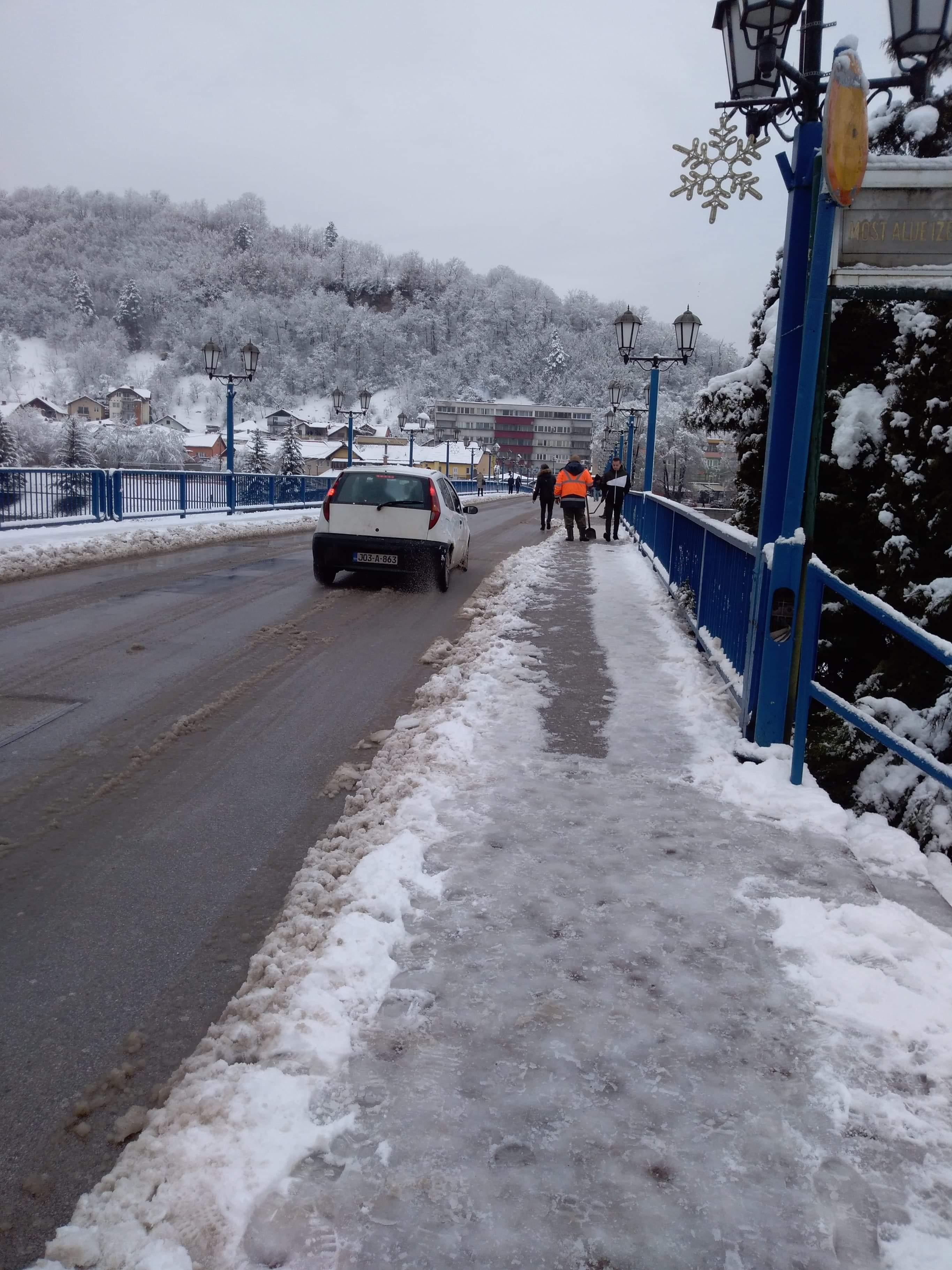 Radnici čiste kolovoze i pješačke zone - Avaz