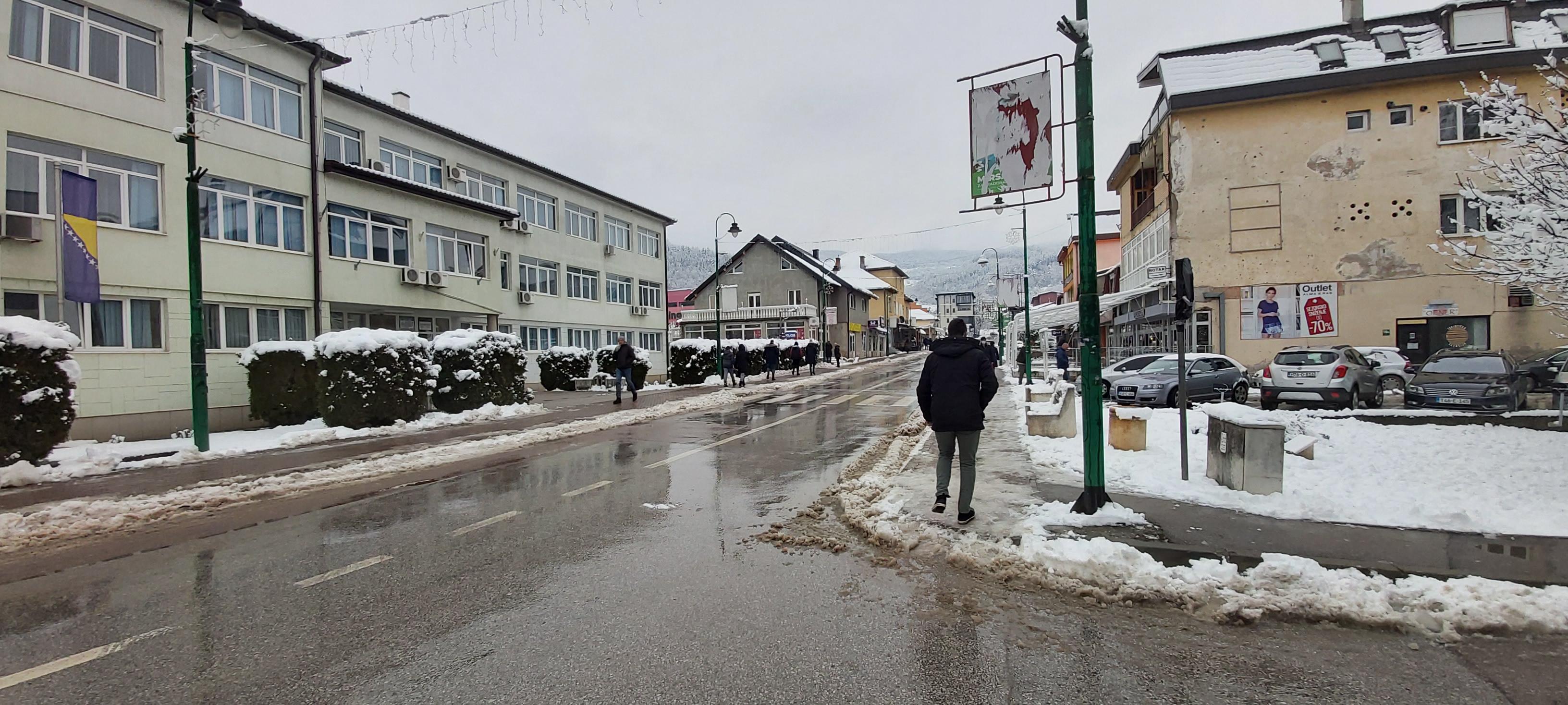 Radnici čiste kolovoze i pješačke zone - Avaz