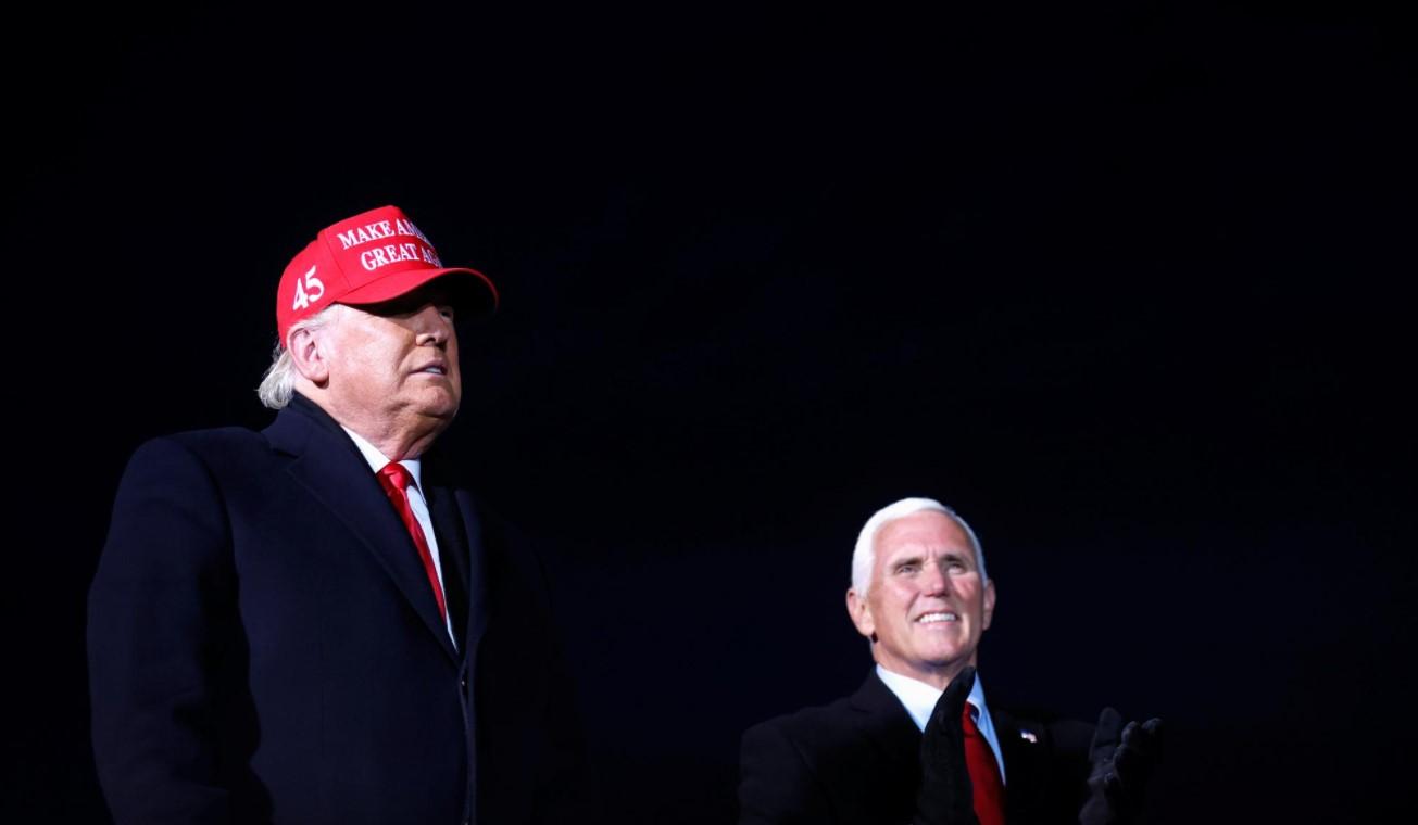 U.S. President Donald Trump and Vice President Mike Pence attend a campaign rally at Cherry Capital Airport in Traverse City, Michigan, U.S., November 2, 2020. - Avaz