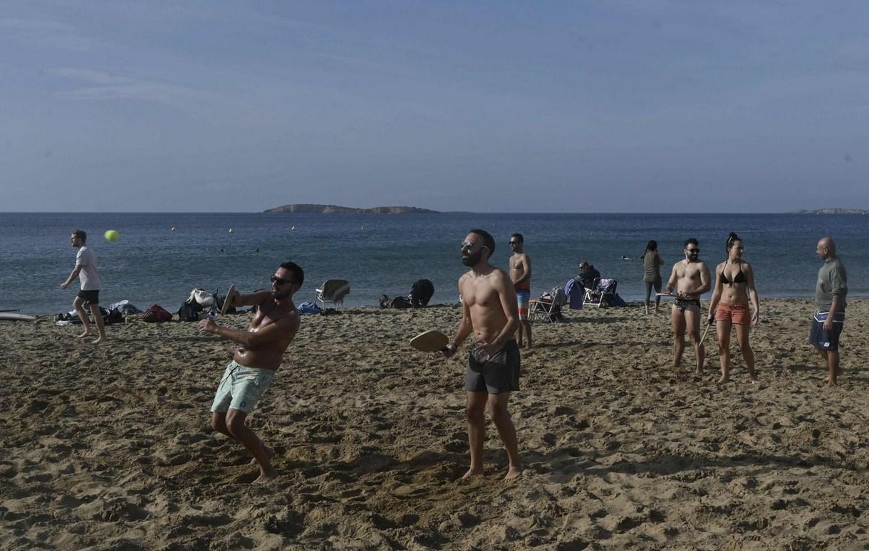 Policijske patrole zaputile su se na plaže kako bi motrili gužvu - Avaz