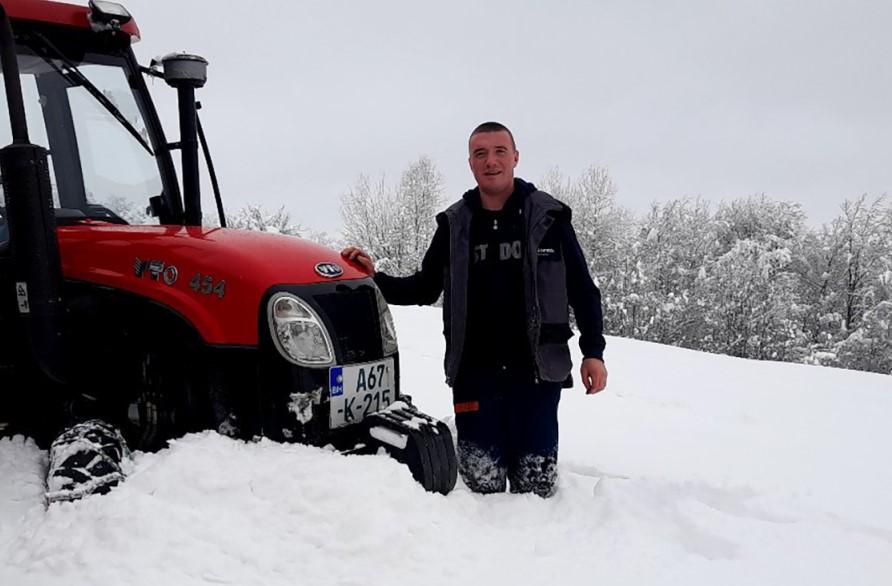 Već nekoliko godina putevi se ovako čiste kad god sela ostanu blokirana - Avaz