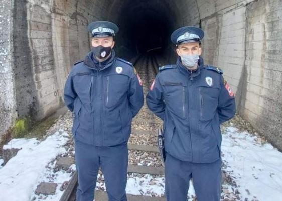 Policajci koji su spasili ženu - Avaz