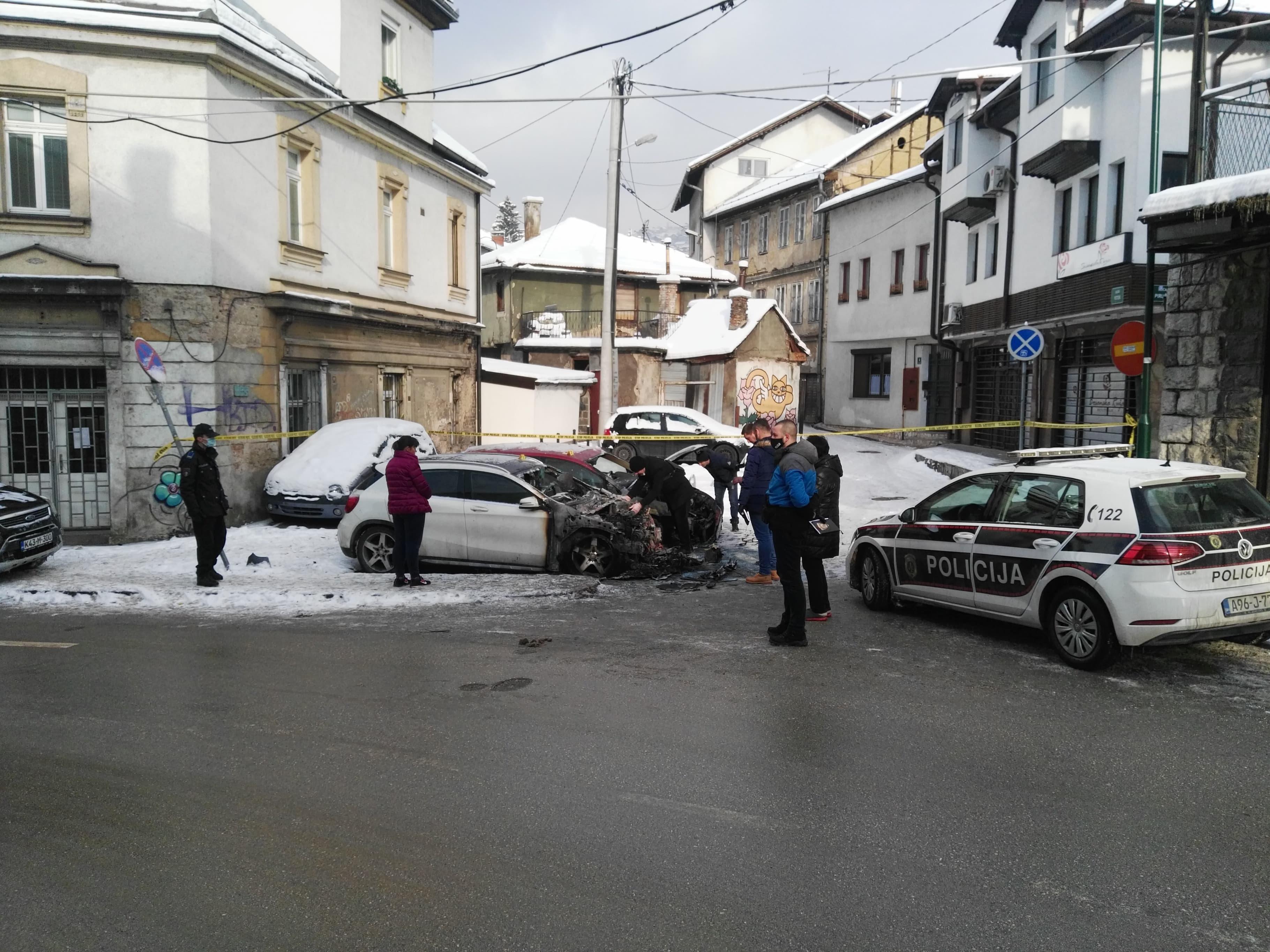 U toku uviđaj: Istražitelji, vještaci i policija na mjestu požara - Avaz