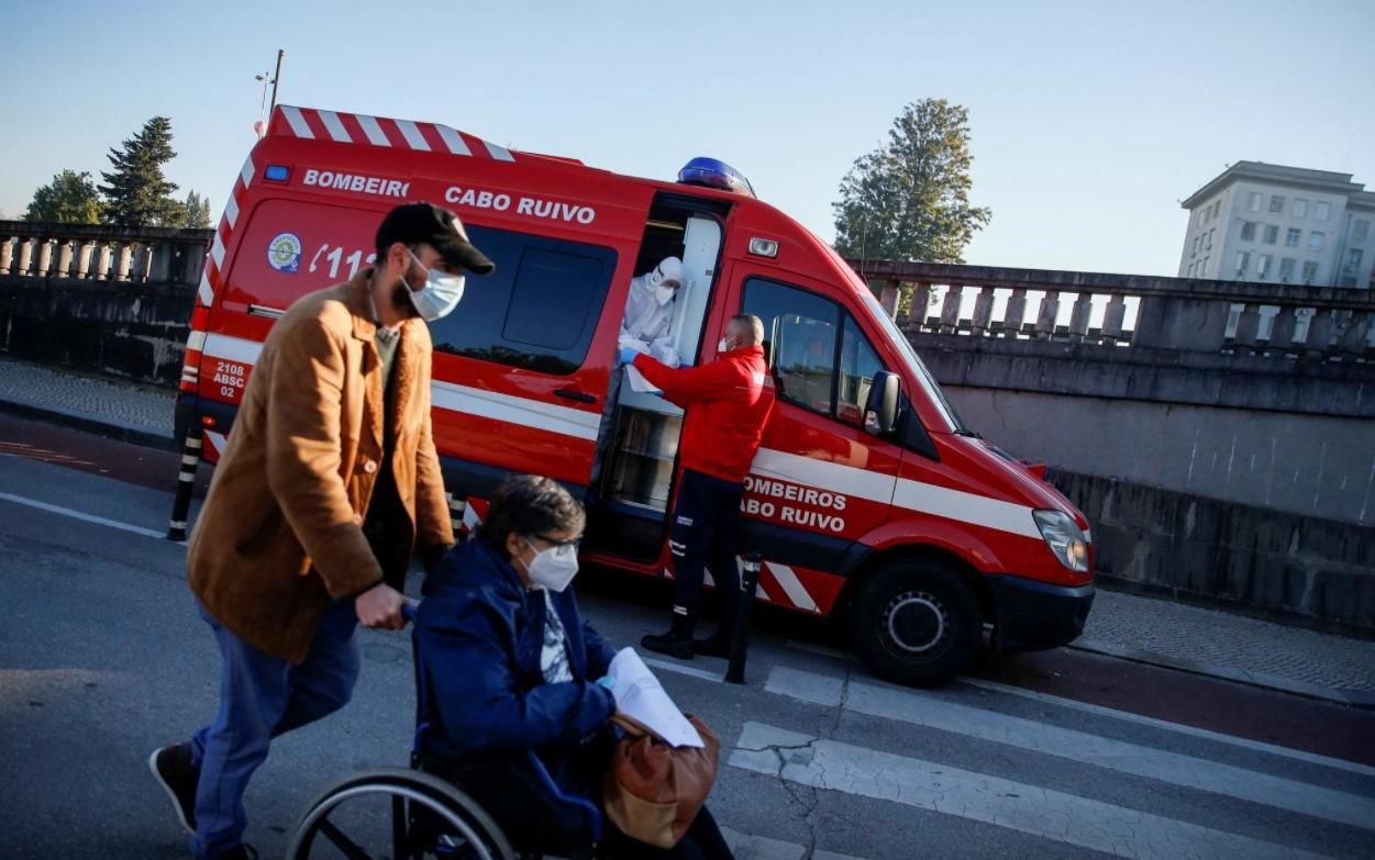 An ambulance carrying a COVID-19 patient is seen outside Santa Maria Hospital, during the coronavirus disease (COVID-19) pandemic in Lisbon, Portugal, January 18, 2021. - Avaz