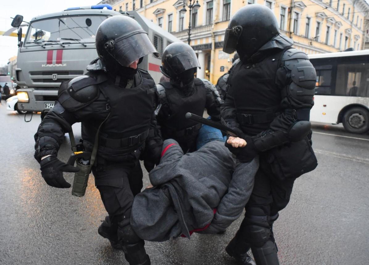 Pogledajte čime su demonstranti zasuli ruske policajce danas na protestima