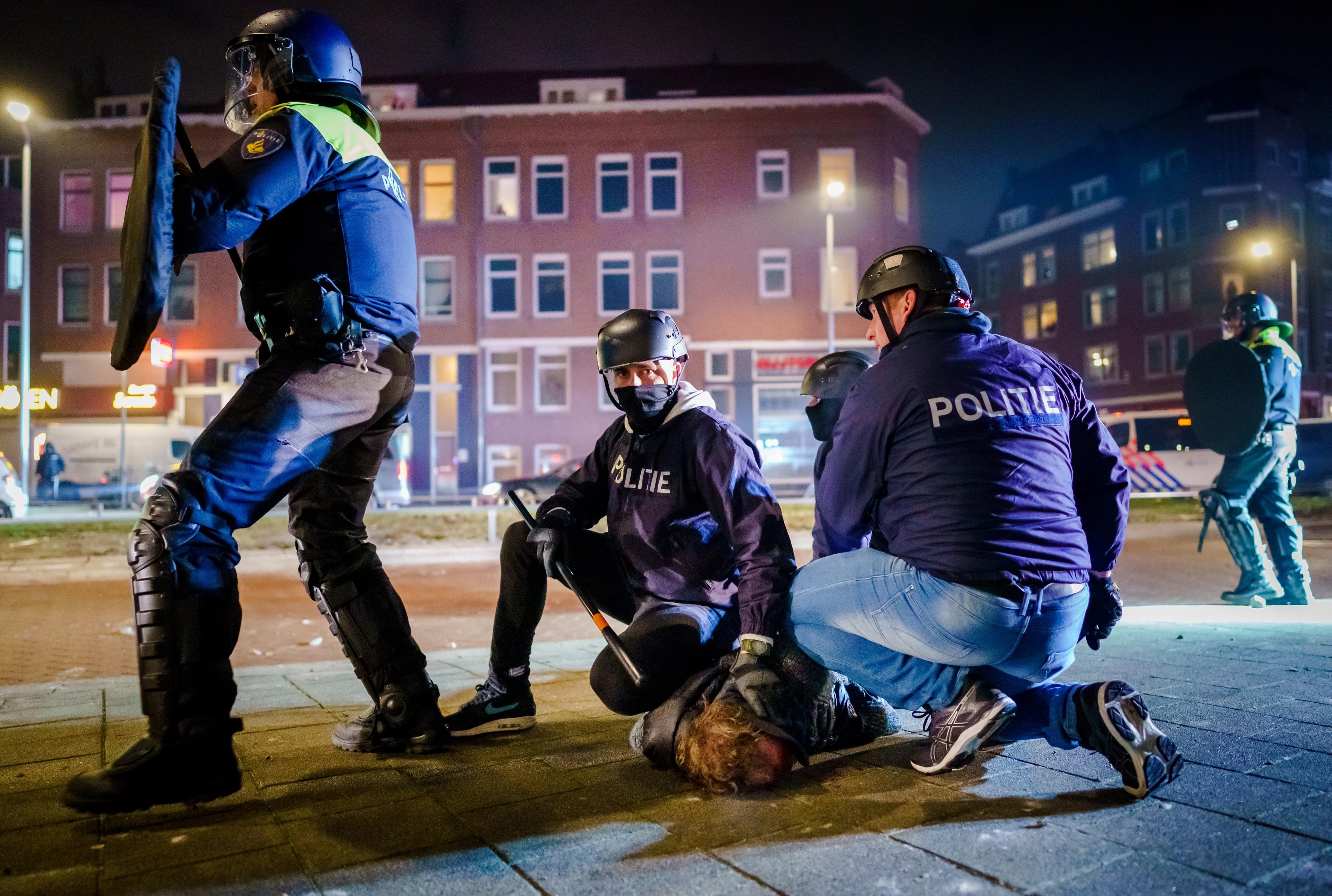 60 demonstranata privedeno je prošle noći - Avaz