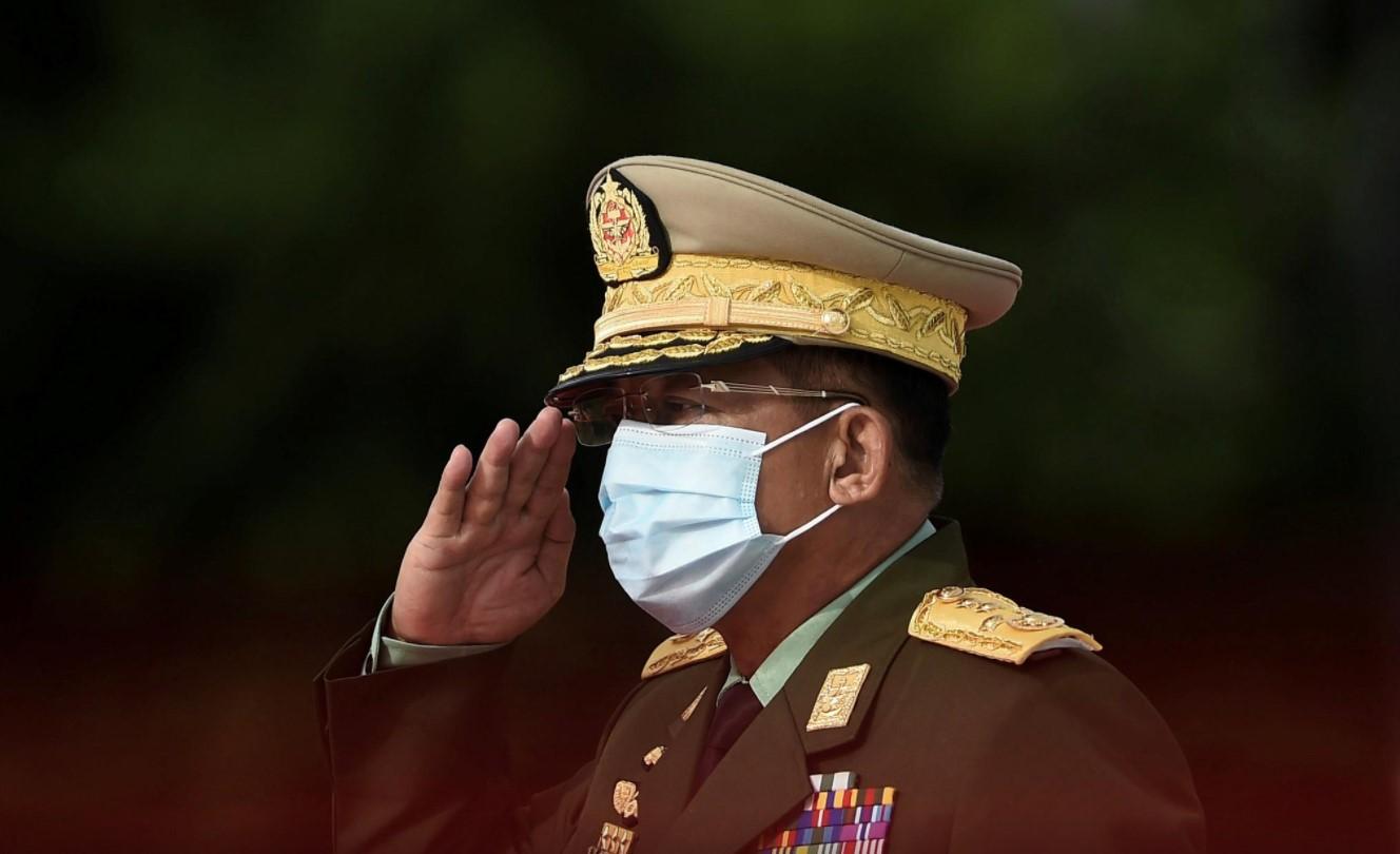 Myanmar's Army Chief Min Aung Hlaing salutes during the Martyrs' Day ceremony in Yangon on July 19, 2020. - Avaz