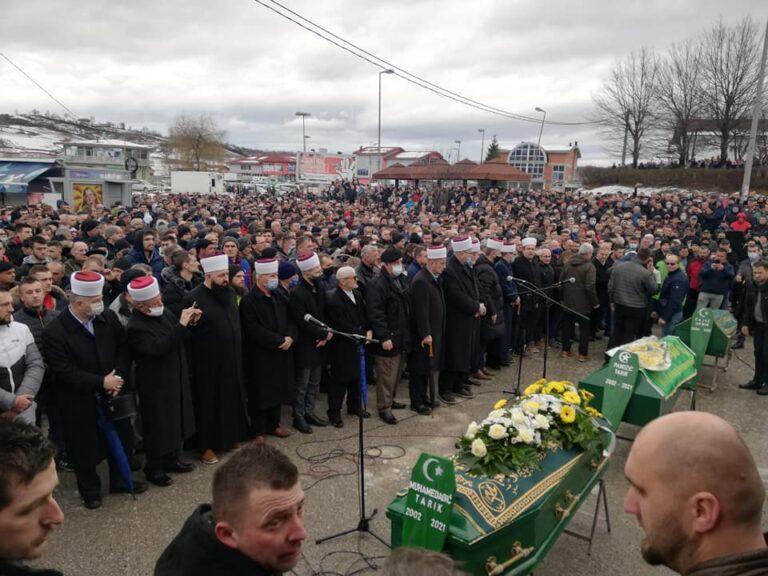 Detalj s današnje kolektivne dženaze u Cazinu - Avaz