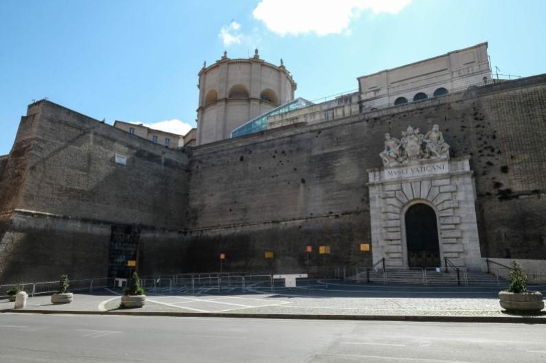 The deserted entrance of the closed Vatican Museums during a lockdown aimed at stopping the spread of COVID-19, March 24, 2020, Vatican City - Avaz