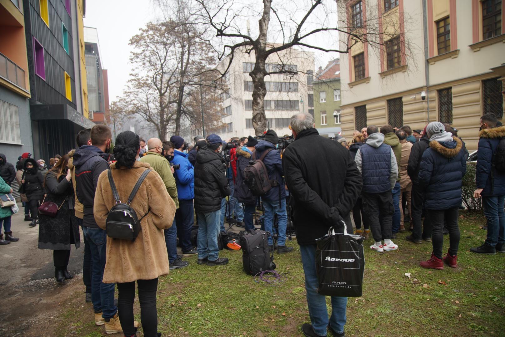 Peaceful gathering in front of the SC Prosecutor's Office - Avaz