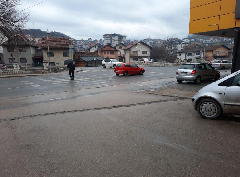 Teretno vozilo udarilo ženu na pješačkom prelazu