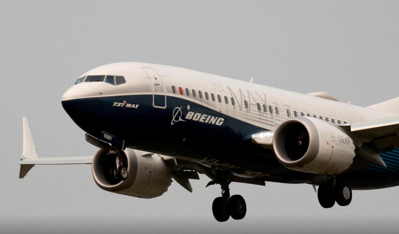 A Boeing 737 MAX 7 aircraft lands during an evaluation flight at Boeing Field in Seattle, Washington, U.S. September 30, 2020. - Avaz