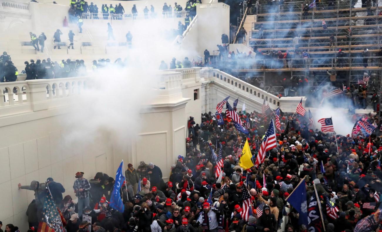 Police release tear gas into a crowd of pro-Trump protesters during clashes at a rally to contest the certification of the 2020 U.S. presidential election results by the U.S. Congress, at the U.S. Capitol Building in Washington, U.S, January 6, 2021. - Avaz