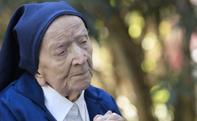 Sister Andre, Lucile Randon in the registry of birth, the eldest French and European citizen, prays in a wheelchair, on the eve of her 117th birthday - born on February 11, 1904. - Avaz