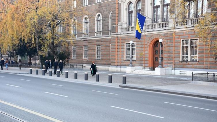 Psovao i prijetio policajcima pa im oštetio uniformu