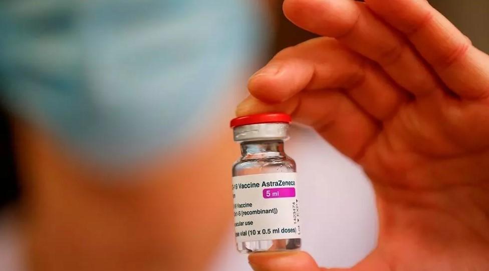 A member of the medical staff holds a vial of the AstraZeneca-Oxford Covid-19 vaccine at the South Ile-de-France Hospital Group in Melun, in the outskirts of Paris, Monday Feb. 8, 2021. - Avaz