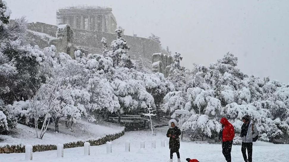 The winter wonderland around the Parthenon contrasted with transport misery elsewhere, with strong winds disrupting maritime traffic to Greece's myriad islands - Avaz