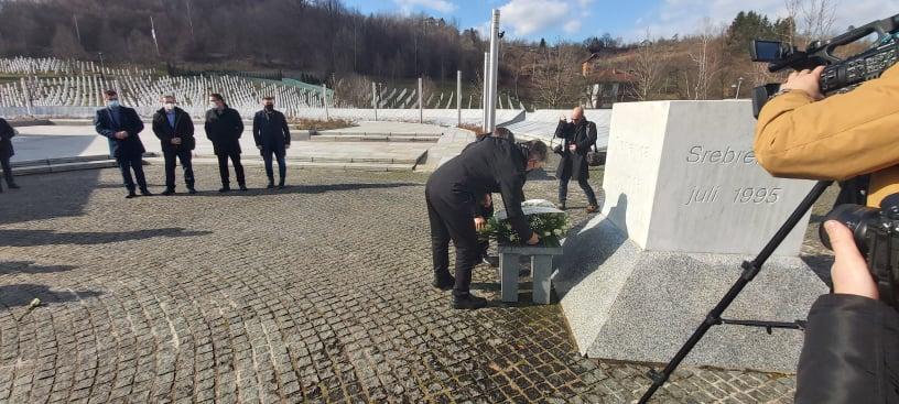 They laid flowers in Potočari - Avaz