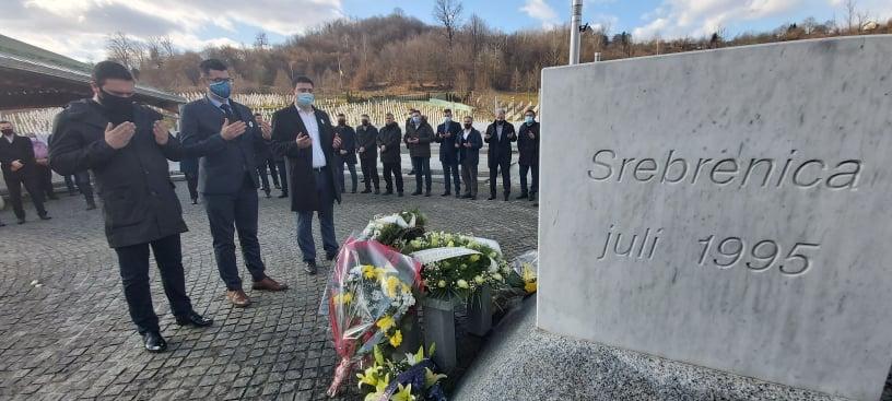 They laid flowers in Potočari - Avaz